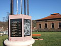 Mémorial érigé en hommage aux victimes de la fusillade.