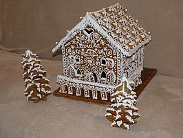 Una casa di pan di zenzero con decorazioni per Capodanno