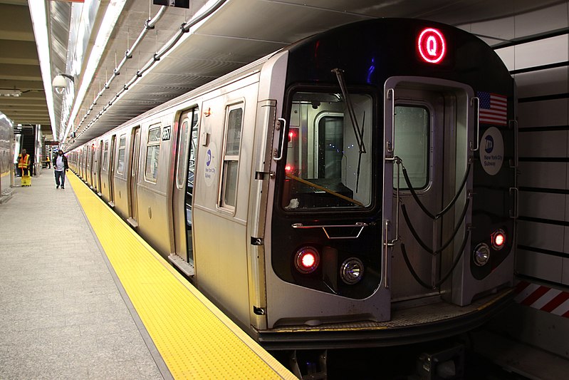 File:MTA NYC Subway Q train at 96th St.jpg