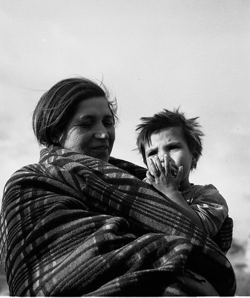 File:Madre e hijo pequeño, gitanos de Guadix, Granada, en el barrio de Cuevas.jpg