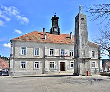 Pyramide devant la mairie.