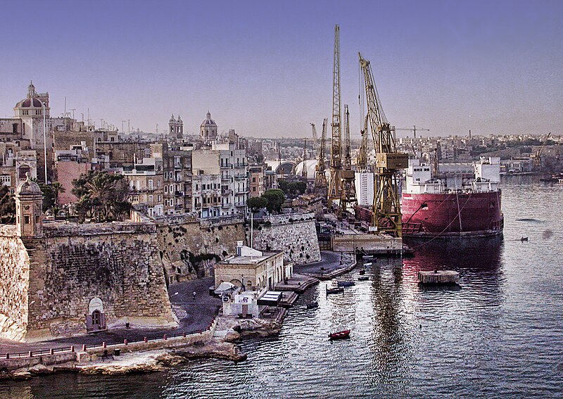 File:Malta Ship docks at Senglea (8087035377).jpg