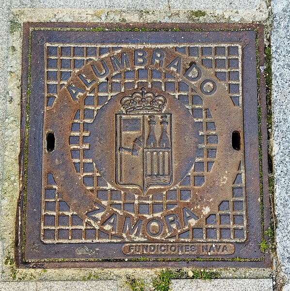 File:Manhole cover in Zamora 12.jpg