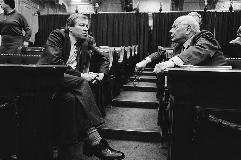 File:Marcel van Dam (l) in gesprek met Den Uyl, Bestanddeelnr 932-5022.jpg