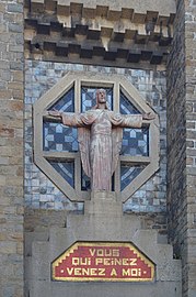 Statue du Sacré-Cœur au dessus de la porte d'entrée, œuvre d'Oscar De Clerck.