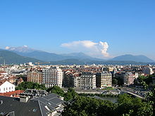 Le massif du Taillefer en arrière-plan, au-dessus de Grenoble