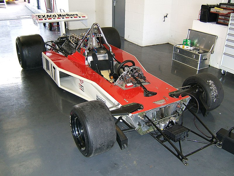 File:McLaren M23 without bodywork.jpg