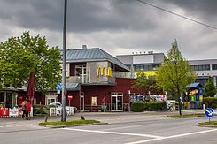 Outside the McDonalds on Hanauer Straße 83, looking northeast on a cloudy day.
