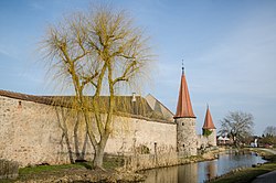 Wassergefülltes Grabenstück an der Stadtmauer in Merkendorf