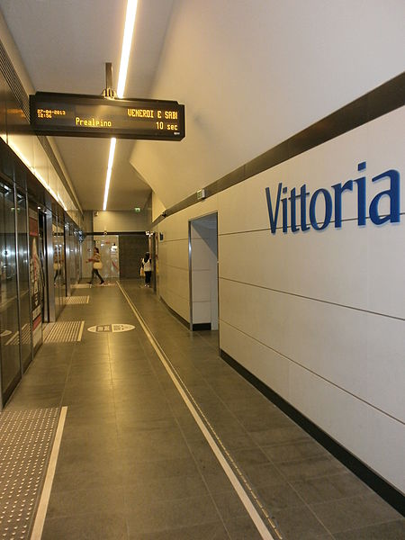 File:Metropolitana di Brescia - Fermata Vittoria - banchina.JPG