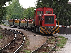 Mk48 típusú, keskenynyomközű mozdony a szilvásváradi Szalajka–Fatelep állomáson, indulás előtt