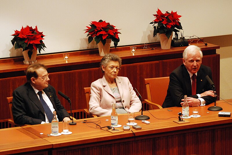 File:Montagnier-Barré-Sinoussi-zur Hausen-press conference Dec 06th, 2008-3.jpg