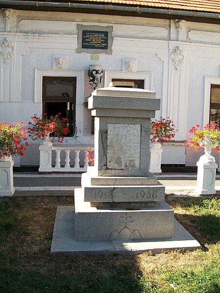 File:Monument to victims of World War I.jpg