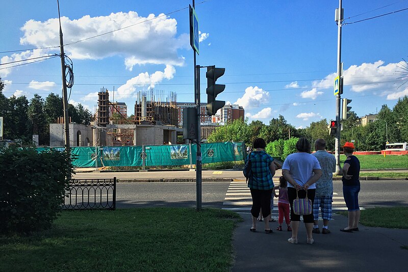 File:Moscow, Sirenevy Boulevard, church construction site (31421579952).jpg