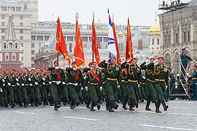 Парадом рф. Военный парад. Военный парад на красной площади. Парад Вооруженных сил РФ. День защитника Отечества парад.