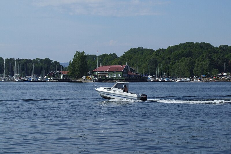 File:Motorboat in Oslo.jpg