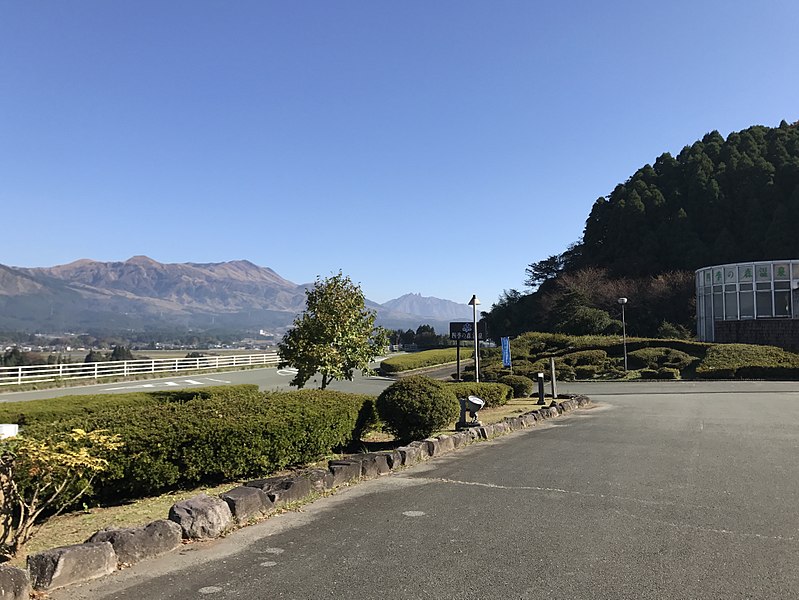 File:Mount Asosan from Shikinomori Hot Spring 9.jpg