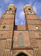 Façade de la cathédrale Notre-Dame de Munich, érigée en 1468-1488.