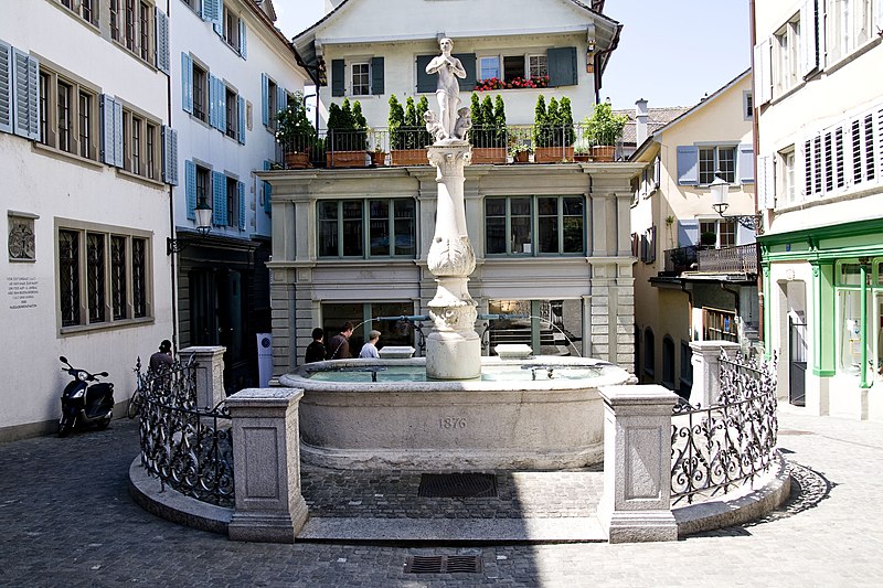 File:Napfplatz Brunnen 1.jpg