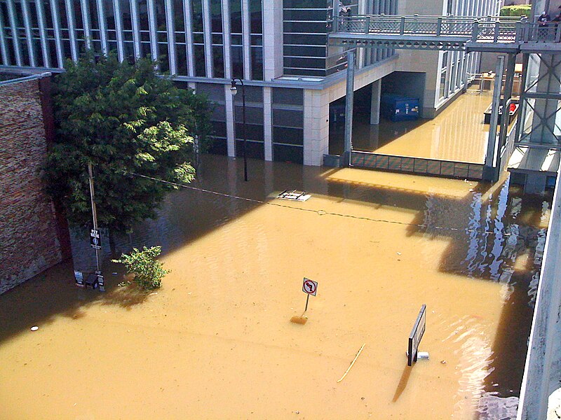 File:Nashville Flood The District.jpg