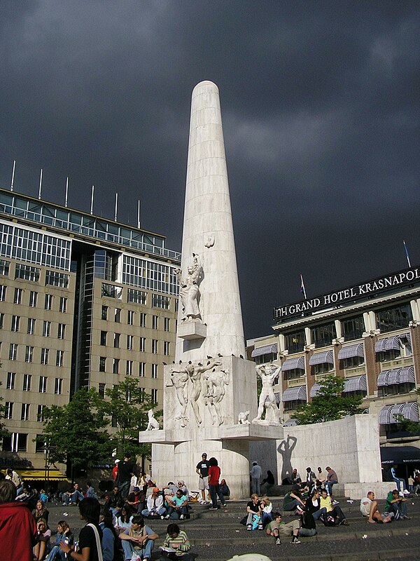 National Monument, with the Hotel Krasnapolsky on the right.