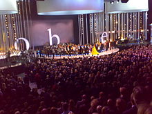 Diana Ross (in yellow dress) and the other artists round off the Nobel Concert 2008 in Oslo Spektrum. Nobel Peace Prize Concert 2008 02.jpg