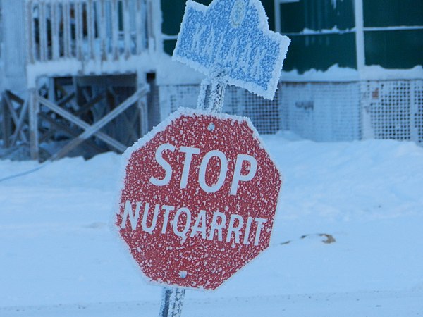 Stop sign, "Nutqarrit" in Inuinnaqtun