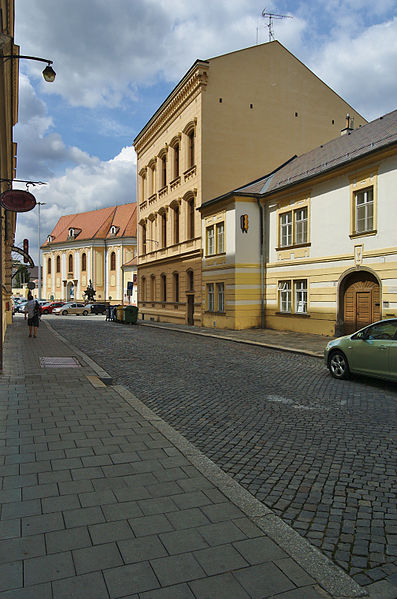 File:Okresní hejtmanství - okresní knihovna, čp. 856, náměstí Republiky, Olomouc.jpg