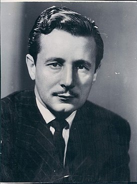 Oleg Cassini 1955.jpg