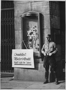 Ein SA-Mann vor dem Berliner Warenhaus Hermann Tietz („Hertie“) am 1. April 1933