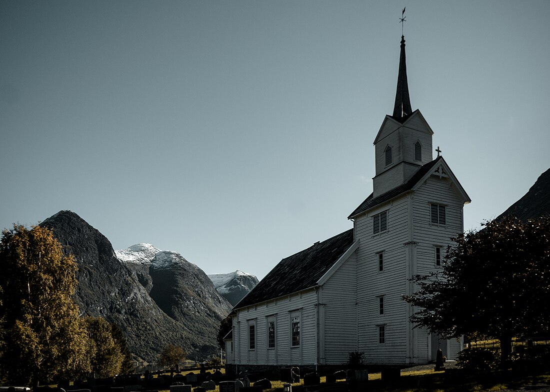 Oppstryn kirke