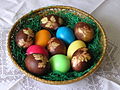 Ouă albe fierte, în coji de ceapă și „culori de ouă”.