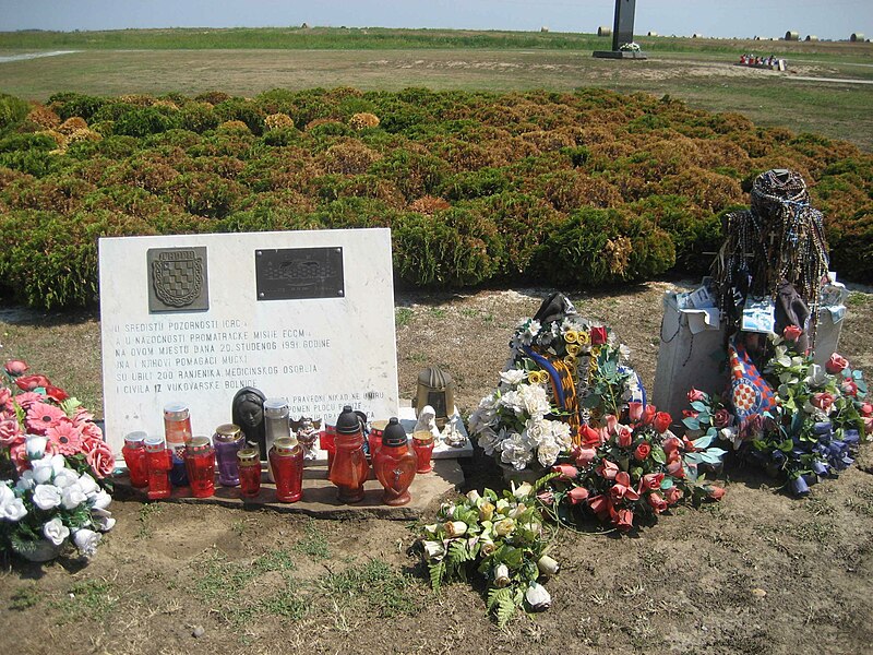 File:Ovcara-Memorial-4.JPG