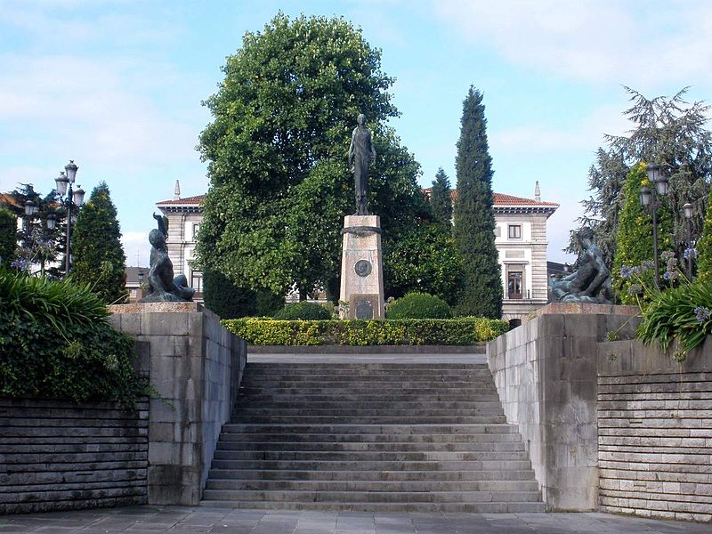 File:Oviedo - Plaza de España, Monumento a Franco 1.JPG