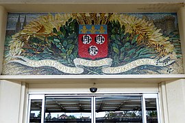 Mosaïque au-dessus de la porte reliant les quais et le hall, avec la devise de Chartres.