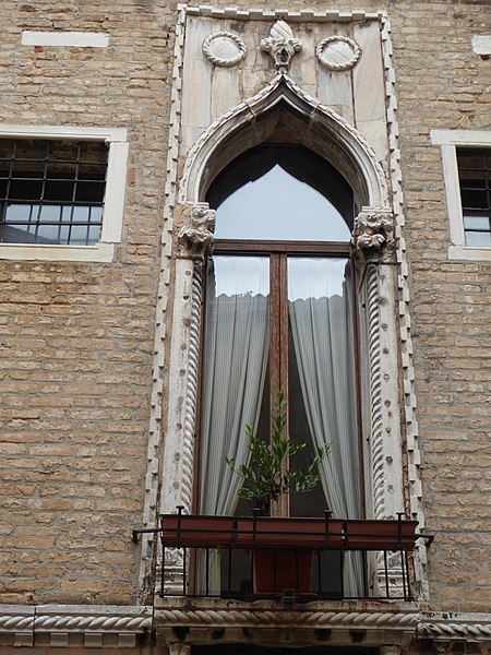 File:P1030286 window in Venice - rio Menuo.jpg