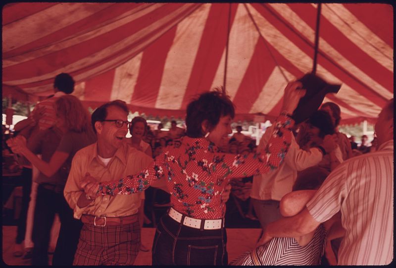 File:PARTICIPANTS ENJOYING THE "HAT DANCE" AT THE FIFTH ANNUAL OKTOBERFEST AT HELEN. DURING THE DANCE TO POLKA MUSIC... - NARA - 557790.jpg