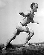 Paavo Nurmi in a calisthenic pose.jpg