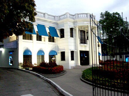 House converted into bank in Avenida Victor Emilio Estrada Pacifico urdesa.JPG