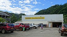 Parking du supermarché SERF à Futuna.jpg