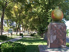Monument en l'honneur de la Poire à Allen, fruit cultivé avec succès dans la région.