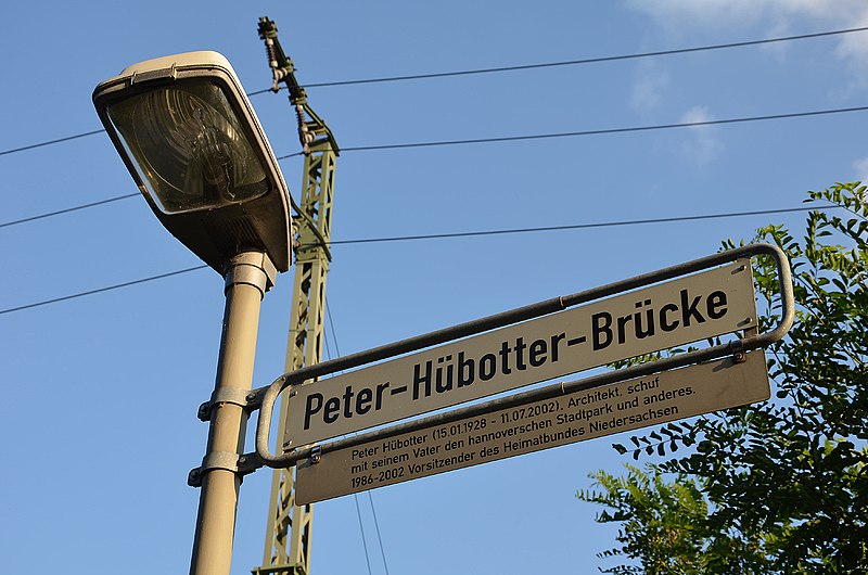 File:Peter-Hübotter-Brücke Architekt Peter Hübotter schuf mit seinem Vater den Stadtpark Hannover etc., 1986-2002 Vorsitzender Heimatbund Niedersachsen.jpg