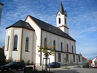 Katolsk sognekirke St. Bartholomew (med landsbytorget), 2013