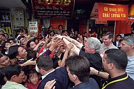 Tổng thống Bill Clinton gặp gỡ nhân dân Việt Nam ở Hà Nội, năm 2000.