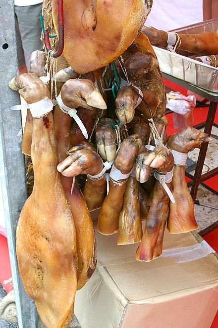 Pernils en un mercat de Singapur, típics de les celebracions de l'any nou xinès