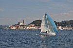 Piran på udden Punta Madonna, från sjösidan. På landsidan löper den medeltida stadsmuren som skymtas bakom seglet.