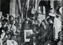 Georgy Plekhanov and Leo Deutsch leading the demonstration in favor of the June military offensive in front of the Defense Ministry in Petrograd, June 1917 PlejanovYDeichAFavorDeLaOfensivaEnMinisterioDeDefensaJunio1917.png