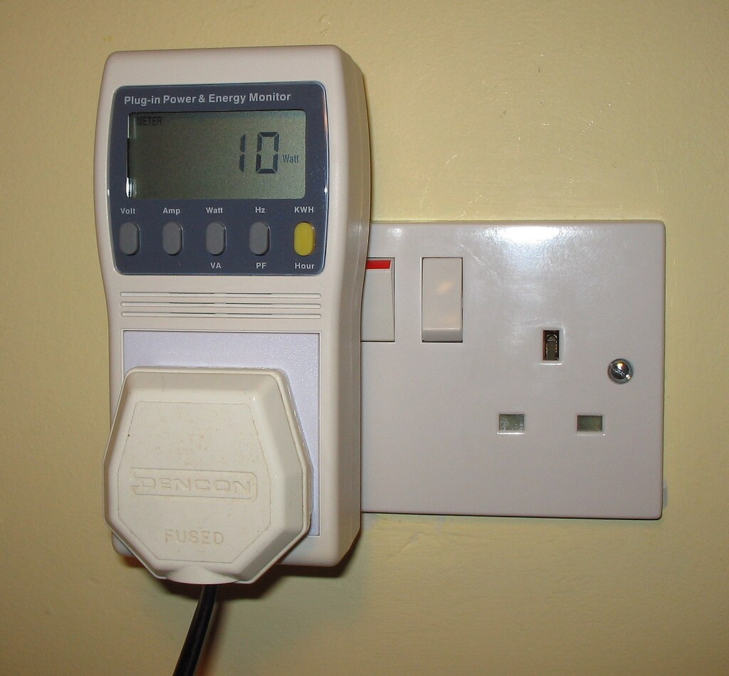 1024px-Plug-in_Power_%26_Energy_Monitor_in_UK_Domestic_Mains_Socket.jpeg