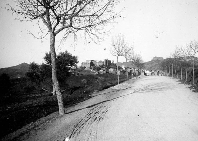 File:Poble de Falset, vista des del camí (cropped).jpeg