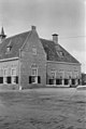 Oude Polderhuis van het Waterschap Nederwaard, na verbouwing in 1937. In 1940 verwoest. Nu staat er het huidige 'Polderhuis', gebouwd in de Tweede Wereldoorlog, naar plannen van H. van der Kloot Meijburg, waar de Rabobank in 2014 in was gevestigd. Later een café Zie monument nr. 10.